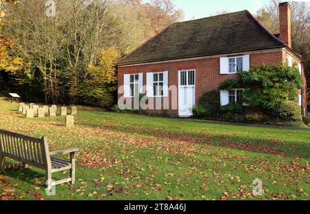 Autunno alla Quaker Meeting House a Jordans a Bucks, Regno Unito, con le tombe della famiglia Penn in primo piano Foto Stock