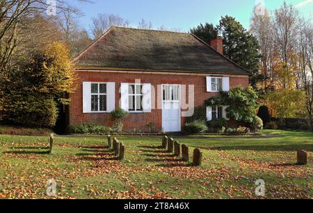 Autunno alla Quaker Meeting House a Jordans a Bucks, Regno Unito, con le tombe della famiglia Penn in primo piano Foto Stock