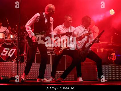 IM Bild von Links: Sänger Francis Rossi, Gitarrist Richie Malone, bassista John Rhino Edwards. Die Rockband Status Quo bei ihrem Konzert auf dem Open Air Riverside Aarburg Festival AM 27. Agosto 2022. Festival di Aarburg all'aperto sul lungofiume 2022. Aarburg Kanton Aargau Schweiz *** nella foto del cantante di sinistra Francis Rossi, del chitarrista Richie Malone, del bassista John Rhino Edwards della rock band Status Quo al loro concerto all'Open Air Riverside Aarburg Festival il 27 agosto 2022 Open Air Riverside Aarburg Festival 2022 Aarburg Canton Aargau Svizzera credito: Imago/Alamy Live News Foto Stock