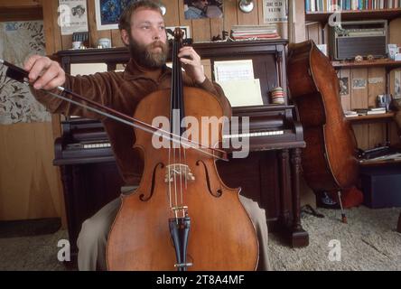 Un ritratto del 1983 del contrabbassista jazz inglese, compositore e bandleader Dave Holland che pratica nel suo studio di casa nello stato di New York. Foto Stock