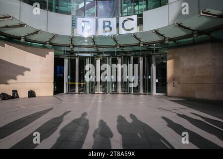 Londra, Regno Unito. 19 novembre 2023. Fotografi e media lanciano lunghe ombre fuori dalla BBC mentre aspettano l'uscita del Cancelliere dall'edificio. Jeremy Hunt, Cancelliere dello Scacchiere, alla BBC per lo spettacolo della domenica mattina con Laura Kuenssberg. Hunt presenterà al Parlamento il suo tanto atteso bilancio autunnale. Crediti: Imageplotter/Alamy Live News Foto Stock