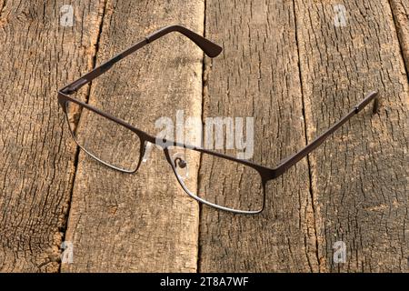 Occhiali da lettura su sfondo di legno scuro. Foto ad alta risoluzione. Profondità di campo completa. Foto Stock