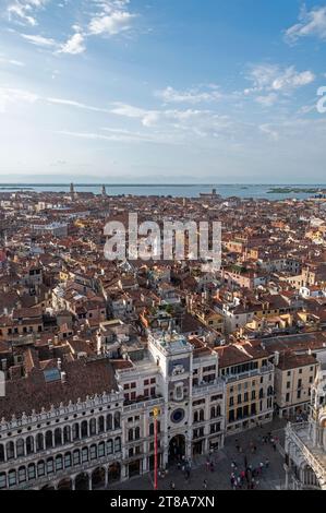 Sul tetto della rinascimentale Torre dell'Orologio del 1493 detta anche San La Torre dell'Orologio di Mark, o Torre dell'Orologio di Mori, sono un paio di figure in bronzo kn Foto Stock