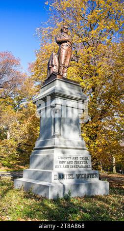 NEW YORK, NY, USA - 16 NOVEMBRE 2023: Statua di Daniel Webster a Central Park a Strawberry Fields Foto Stock