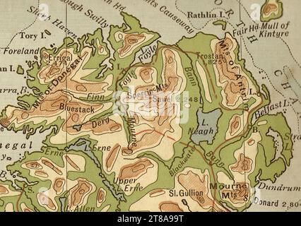 Un'antica mappa geografica color seppia dell'Irlanda del Nord. Foto Stock