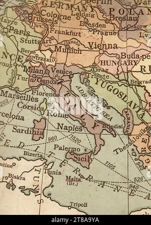 Un'antica mappa politica a colori seppia che mostra l'Italia, la Sicilia e la Sardegna. Foto Stock