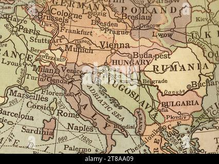 Un'antica mappa politica a colori seppia che mostra l'Europa centrale. Foto Stock