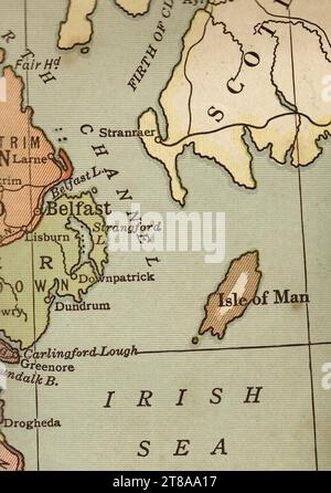 Un'antica mappa politica a colori seppia che mostra Belfast, la costa orientale dell'Irlanda del Nord, la Scozia e l'Isola di Man. Foto Stock