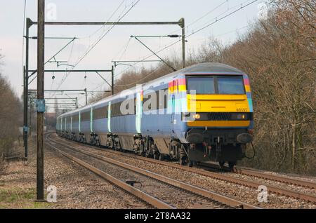 Guida di un Van Trailer (DVT) numero 82121 con alimentazione 90014 dalla parte posteriore, operando con un servizio National Express East Anglia a Margretting. Foto Stock