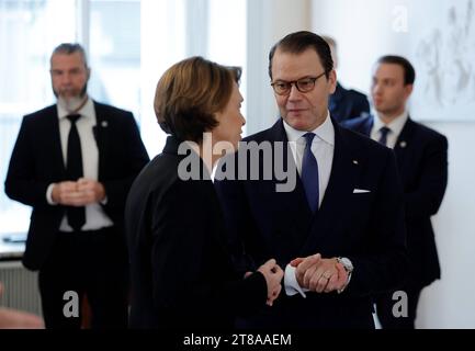 Elke Büdenbender, Prinz Daniel von Schweden, Deutschland, Berlino, Schloss Bellevue, Gespräch mit Kronprinzessin Victoria und Prinz Daniel von Schweden *** Elke Büdenbender, Principe Daniele di Svezia, Germania, Berlino, Palazzo Bellevue, conversazione con la Principessa Vittoria e il Principe Daniele di Svezia crediti: Imago/Alamy Live News Foto Stock