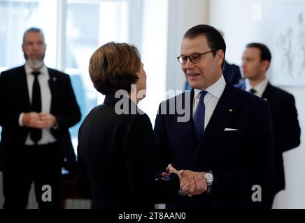 Elke Büdenbender, Prinz Daniel von Schweden, Deutschland, Berlino, Schloss Bellevue, Gespräch mit Kronprinzessin Victoria und Prinz Daniel von Schweden *** Elke Büdenbender, Principe Daniele di Svezia, Germania, Berlino, Palazzo Bellevue, conversazione con la Principessa Vittoria e il Principe Daniele di Svezia crediti: Imago/Alamy Live News Foto Stock