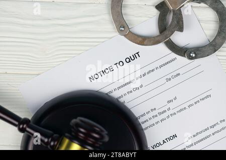 Avviso di chiusura o sfratto avviso di sfratto carta bianca pronta per il riempimento con manette e mazzuolo di valutazione sul tavolo da vicino Foto Stock