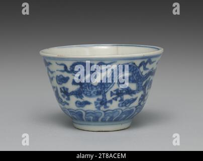 Seif? Yohei i fece sia porcellane blu che bianche dopo la dinastia Ming (1368-1644) ceramiche cinesi cotte nei forni di Jingdezhen per l'esportazione. Realizzò anche grès colorato nello stile del suo insegnante, Nin'ami D'hachi (Takahashi D'hachi II) (1783-1855). Tazza da Tea Cups with Dragons, c. 1844–57. Seifū Yohei i (giapponese, 1801–1861). Una da un set di cinque tazze da tè; porcellana con smalto blu; Foto Stock