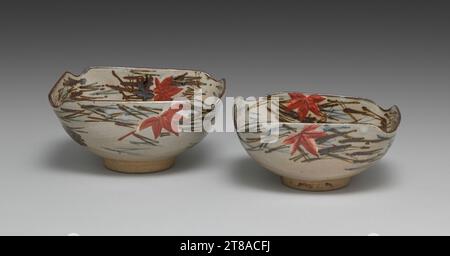 Seif? Yohei i fece sia porcellane blu che bianche dopo la dinastia Ming (1368-1644) ceramiche cinesi cotte nei forni di Jingdezhen per l'esportazione. Realizzò anche grès colorato nello stile del suo insegnante, Nin'ami D'hachi (Takahashi D'hachi II) (1783-1855). Piastre di nidificazione con sparsi Pine Needles e foglie d'acero, c. 1844–57. Seifū Yohei i (giapponese, 1801–1861). Paia di piatti; gres con smalto blu sottosmalto, ossido di ferro, scivolino e smalto colorato sovrapposto; piatto interno: 6,7 x 14,4 x 11,5 cm (2 5/8 x 5 11/16 x 4 1/2 pollici); piatto esterno: 7,5 x 15,3 x 12,7 cm (2 15/16 x 6 x 5 pollici). Foto Stock