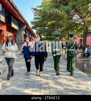 Pechino, Cina, piccoli gruppi, ragazzi, turisti cinesi che visitano il monumento urbano, la "città Proibita", monumenti storici, soldati dell'esercito cinese, Foto Stock