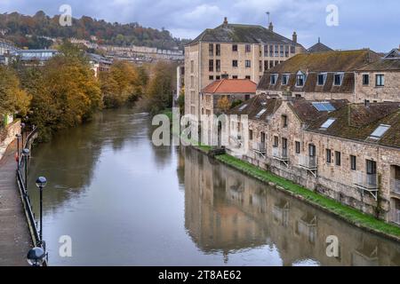 Guardando verso Grove Street, il fiume Avon si snoda attraverso la città georgiana di Bath nel Somerset, Inghilterra. Foto Stock