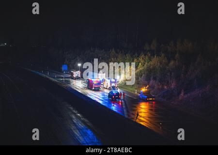 Gurkenlaster brennt auf A9 Zwischen den Anschlussstellen Dittersdorf und Triptis auf der A9 brennt ein LKW. DAS Feuer brach im Bereich der Hinterachse aus und breitete sich schnell auf die Ladung Gurken aus. 19.11.2023 Deutschland *** camion cetriolo in fiamme sulla A9 tra gli incroci Dittersdorf e Triptis sulla A9, un camion è in fiamme l'incendio scoppiò nell'area dell'assale posteriore e si diffuse rapidamente al carico dei cetrioli 19 11 2023 Germania credito: Imago/Alamy Live News Foto Stock