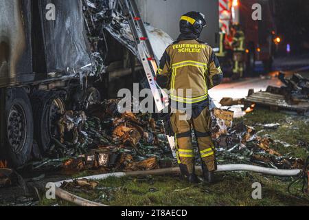 Gurkenlaster brennt auf A9 Zwischen den Anschlussstellen Dittersdorf und Triptis auf der A9 brennt ein LKW. DAS Feuer brach im Bereich der Hinterachse aus und breitete sich schnell auf die Ladung Gurken aus. 19.11.2023 Deutschland *** camion cetriolo in fiamme sulla A9 tra gli incroci Dittersdorf e Triptis sulla A9, un camion è in fiamme l'incendio scoppiò nell'area dell'assale posteriore e si diffuse rapidamente al carico dei cetrioli 19 11 2023 Germania credito: Imago/Alamy Live News Foto Stock