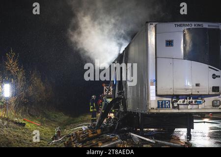 Gurkenlaster brennt auf A9 Zwischen den Anschlussstellen Dittersdorf und Triptis auf der A9 brennt ein LKW. DAS Feuer brach im Bereich der Hinterachse aus und breitete sich schnell auf die Ladung Gurken aus. 19.11.2023 Deutschland *** camion cetriolo in fiamme sulla A9 tra gli incroci Dittersdorf e Triptis sulla A9, un camion è in fiamme l'incendio scoppiò nell'area dell'assale posteriore e si diffuse rapidamente al carico dei cetrioli 19 11 2023 Germania credito: Imago/Alamy Live News Foto Stock