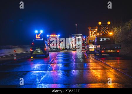 Gurkenlaster brennt auf A9 Zwischen den Anschlussstellen Dittersdorf und Triptis auf der A9 brennt ein LKW. DAS Feuer brach im Bereich der Hinterachse aus und breitete sich schnell auf die Ladung Gurken aus. 19.11.2023 Deutschland *** camion cetriolo in fiamme sulla A9 tra gli incroci Dittersdorf e Triptis sulla A9, un camion è in fiamme l'incendio scoppiò nell'area dell'assale posteriore e si diffuse rapidamente al carico dei cetrioli 19 11 2023 Germania credito: Imago/Alamy Live News Foto Stock