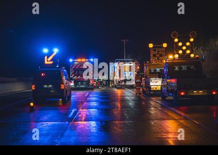 Gurkenlaster brennt auf A9 Zwischen den Anschlussstellen Dittersdorf und Triptis auf der A9 brennt ein LKW. DAS Feuer brach im Bereich der Hinterachse aus und breitete sich schnell auf die Ladung Gurken aus. 19.11.2023 Deutschland *** camion cetriolo in fiamme sulla A9 tra gli incroci Dittersdorf e Triptis sulla A9, un camion è in fiamme l'incendio scoppiò nell'area dell'assale posteriore e si diffuse rapidamente al carico dei cetrioli 19 11 2023 Germania credito: Imago/Alamy Live News Foto Stock