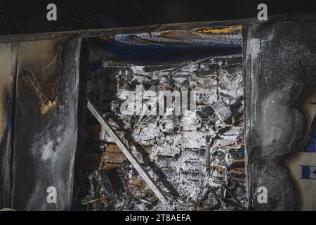 Gurkenlaster brennt auf A9 Zwischen den Anschlussstellen Dittersdorf und Triptis auf der A9 brennt ein LKW. DAS Feuer brach im Bereich der Hinterachse aus und breitete sich schnell auf die Ladung Gurken aus. 19.11.2023 Deutschland *** camion cetriolo in fiamme sulla A9 tra gli incroci Dittersdorf e Triptis sulla A9, un camion è in fiamme l'incendio scoppiò nell'area dell'assale posteriore e si diffuse rapidamente al carico dei cetrioli 19 11 2023 Germania credito: Imago/Alamy Live News Foto Stock