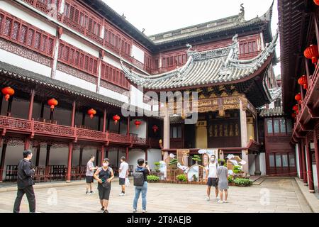 Shanghai Cina 11 giugno 2023: Il palcoscenico tradizionale cinese nel Giardino Yu. E' un esteso giardino Cinese situato accanto al Tempio del Dio della Citta' Foto Stock