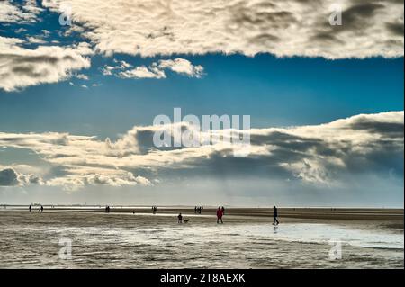 Sole invernale nel tardo pomeriggio sulla spiaggia di St Annes, Regno Unito Foto Stock