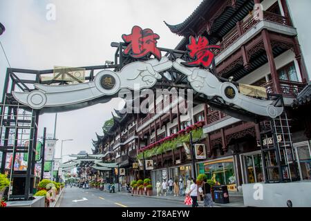 Shanghai Cina 11 giugno 2023: La vista del Yuyuan Tourist Mart nel Giardino di Yuyuan, il più grande conglomerato di vendita al dettaglio in Cina. Foto Stock