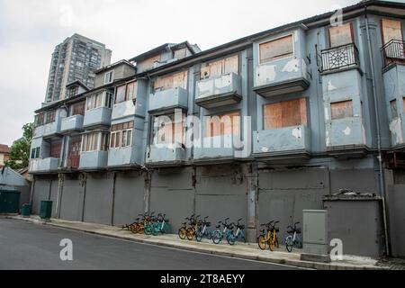 Shanghai Cina 11 giugno 2023: I vecchi edifici sulla Fang Bang Zhong Lu (Fangbang Middle Road) saranno destituiti. Foto Stock