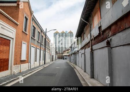 Shanghai Cina 11 giugno 2023: I vecchi edifici sulla Fang Bang Zhong Lu (Fangbang Middle Road) saranno destituiti. Foto Stock