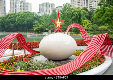 Shanghai Cina 11 giugno 2023: La statua dell'uovo e una stella rossa di fronte al sito del primo Congresso Nazionale del Partito Comunista Cinese. Foto Stock