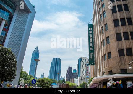 Shanghai Cina 9 giugno 2023: La vista della strada del passaggio pedonale di Nanjing Road. E' la strada degli affari piu' prospera di Shanghai Foto Stock