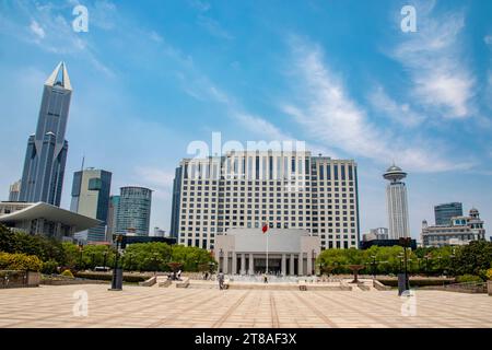 Shanghai Cina 9 giugno 2023: La vista esterna dell'edificio governativo di shanghai nella piazza del popolo. Foto Stock