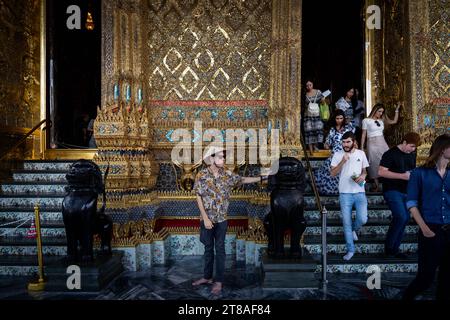 Thailandia. 19 novembre 2023. I turisti visitano il Grand Palace di Bangkok. Vita quotidiana a Bangkok, in Thailandia, mentre il governo thailandese spinge per la crescita del mercato turistico internazionale, ha recentemente messo in atto programmi di ingresso senza visto nel Regno per i turisti internazionali provenienti da Russia, Cina e India. Crediti: Matt Hunt/Neato/Alamy Live News Foto Stock