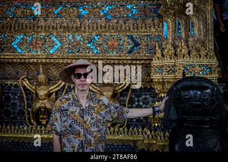 Thailandia. 19 novembre 2023. Un turista scatta una foto con una statua al Grand Palace di Bangkok. Vita quotidiana a Bangkok, in Thailandia, mentre il governo thailandese spinge per la crescita del mercato turistico internazionale, ha recentemente messo in atto programmi di ingresso senza visto nel Regno per i turisti internazionali provenienti da Russia, Cina e India. Crediti: Matt Hunt/Neato/Alamy Live News Foto Stock