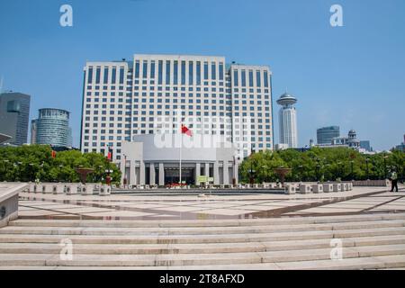 Shanghai Cina 9 giugno 2023: La vista esterna dell'edificio governativo di shanghai nella piazza del popolo. Foto Stock
