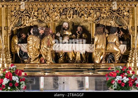 LEVOCA, SLOVACCHIA - 9 agosto 2023: L'ultima cena, scena sull'altare maggiore realizzata dalla bottega del Maestro Paolo, Basilica di San James, Levoca. Foto Stock