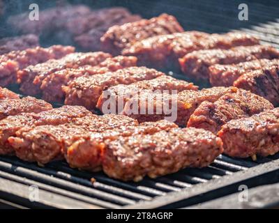 Mititei (involtini di carne macinati) composto da un mix di manzo, agnello e spezie alla griglia. Piatto tradizionale rumeno Foto Stock