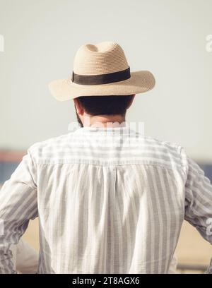 Immagine retrovisiva di un uomo che indossa un elegante cappello. Foto Stock