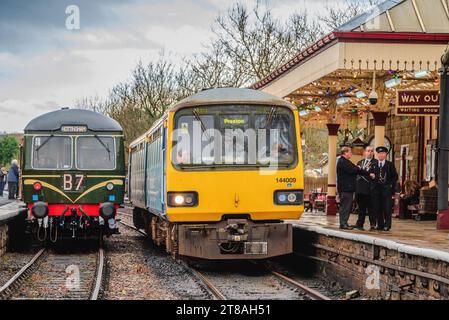 Great Midlands treni classe 144 Pacer (rt) al gala autunnale DMU della ferrovia East lancashire visto alla stazione Ramsbottom accanto alla BR Class 117/2 Unit. Foto Stock