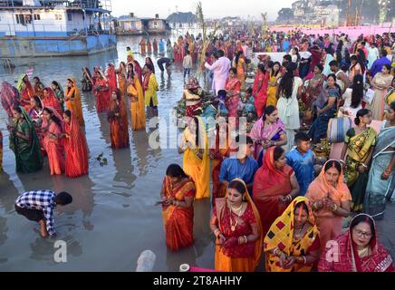 Guwahati, Guwahati, India. 19 novembre 2023. I devoti offrono la preghiera al Dio Sole dal fiume Brahmaputra in occasione della puja Chhath a Guwahati Assam India domenica 19 novembre 2023 (Credit Image: © Dasarath Deka/ZUMA Press Wire) SOLO USO EDITORIALE! Non per USO commerciale! Foto Stock