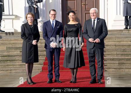 Elke Büdenbender, Prinz Daniel von Schweden, Kronprinzessin Victoria von Schweden und Frank-Walter Steinmeier beim Empfang zu einem gemeinsamen Gespräch mit dem Bundespräsidenten im Schloss Bellevue. Berlin, 19.11.2023 *** Elke Büdenbender, Principe Daniele di Svezia, Principessa ereditaria Vittoria di Svezia e Frank Walter Steinmeier al ricevimento per una discussione congiunta con il Presidente federale al Bellevue Palace Berlin, 19 11 2023 foto:XF.xKernx/xFuturexImagex victoria steinmeyer 3101 Credit: Imago/Alamy Live News Foto Stock