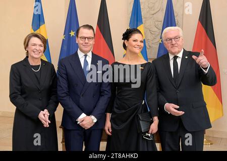 Elke Büdenbender, Prinz Daniel von Schweden, Kronprinzessin Victoria von Schweden und Frank-Walter Steinmeier beim Empfang zu einem gemeinsamen Gespräch mit dem Bundespräsidenten im Schloss Bellevue. Berlin, 19.11.2023 *** Elke Büdenbender, Principe Daniele di Svezia, Principessa ereditaria Vittoria di Svezia e Frank Walter Steinmeier al ricevimento per una discussione congiunta con il Presidente federale al Bellevue Palace Berlin, 19 11 2023 foto:XF.xKernx/xFuturexImagex victoria steinmeyer 3108 Credit: Imago/Alamy Live News Foto Stock