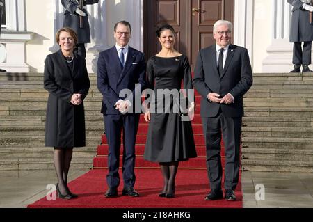 Elke Büdenbender, Prinz Daniel von Schweden, Kronprinzessin Victoria von Schweden und Frank-Walter Steinmeier beim Empfang zu einem gemeinsamen Gespräch mit dem Bundespräsidenten im Schloss Bellevue. Berlin, 19.11.2023 *** Elke Büdenbender, Principe Daniele di Svezia, Principessa ereditaria Vittoria di Svezia e Frank Walter Steinmeier al ricevimento per una discussione congiunta con il Presidente federale al Bellevue Palace Berlin, 19 11 2023 foto:XF.xKernx/xFuturexImagex victoria steinmeyer 3102 Credit: Imago/Alamy Live News Foto Stock