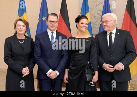 Elke Büdenbender, Prinz Daniel von Schweden, Kronprinzessin Victoria von Schweden und Frank-Walter Steinmeier beim Empfang zu einem gemeinsamen Gespräch mit dem Bundespräsidenten im Schloss Bellevue. Berlin, 19.11.2023 *** Elke Büdenbender, Principe Daniele di Svezia, Principessa ereditaria Vittoria di Svezia e Frank Walter Steinmeier al ricevimento per una discussione congiunta con il Presidente federale al Bellevue Palace Berlin, 19 11 2023 foto:XF.xKernx/xFuturexImagex victoria steinmeyer 3109 Credit: Imago/Alamy Live News Foto Stock