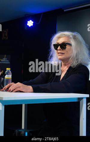 Madrid, Spagna. 19 novembre 2023. La cantante Debbie Harry firma copie della sua autobiografia "De cara" al FNAC Callao, il 19 novembre 2023 a Madrid, in Spagna. (Foto di Oscar Gonzalez/Sipa USA) credito: SIPA USA/Alamy Live News Foto Stock