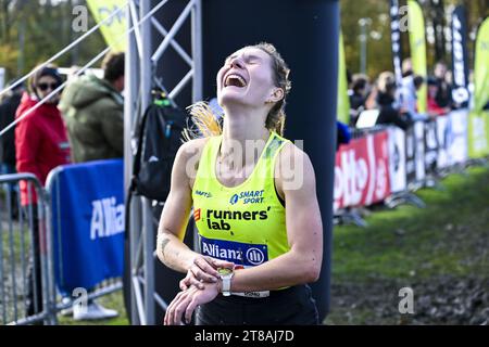 Hulshout, Belgio. 19 novembre 2023. Il belga Victoria Warpy festeggia dopo la gara femminile ai campionati belgi di cross country running, a Hulshout, domenica 19 novembre 2023. BELGA PHOTO TOM GOYVAERTS Credit: Belga News Agency/Alamy Live News Foto Stock