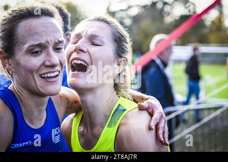 Hulshout, Belgio. 19 novembre 2023. Il belga Victoria Warpy festeggia dopo la gara femminile ai campionati belgi di cross country running, a Hulshout, domenica 19 novembre 2023. BELGA PHOTO TOM GOYVAERTS Credit: Belga News Agency/Alamy Live News Foto Stock