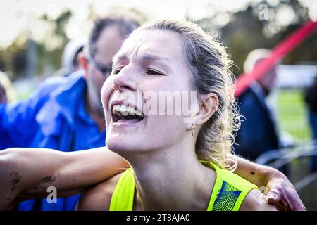 Hulshout, Belgio. 19 novembre 2023. Il belga Victoria Warpy festeggia dopo la gara femminile ai campionati belgi di cross country running, a Hulshout, domenica 19 novembre 2023. BELGA PHOTO TOM GOYVAERTS Credit: Belga News Agency/Alamy Live News Foto Stock